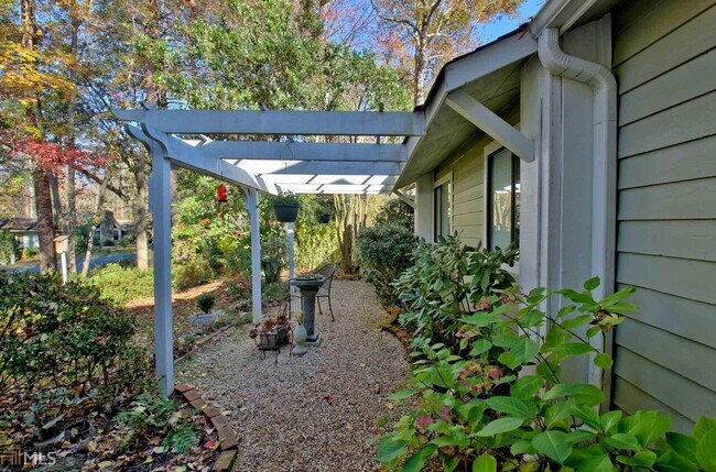 Building Photo - 203 Raintree Bend