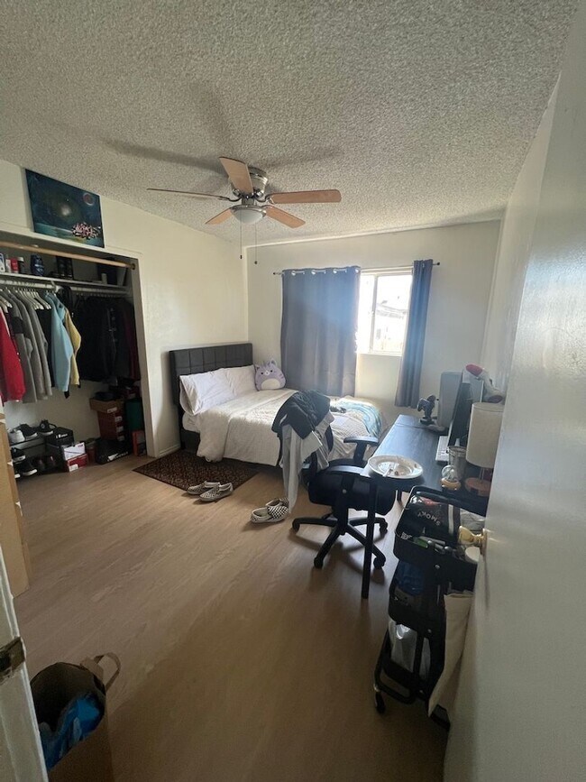 Building Photo - 10 bedrooms 7 bathrooms- 5 master bedrooms total!