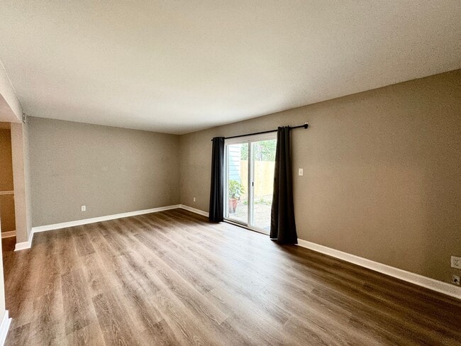 Building Photo - Great Neck Townhome Available NOW! Neutral...