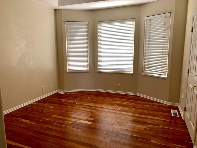 Building Photo - Large Home with Fully Fenced Yard