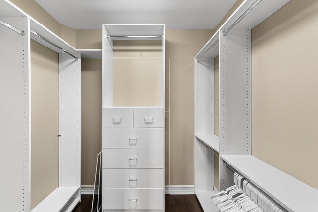 Building Photo - 2864 Tiburon Blvd E