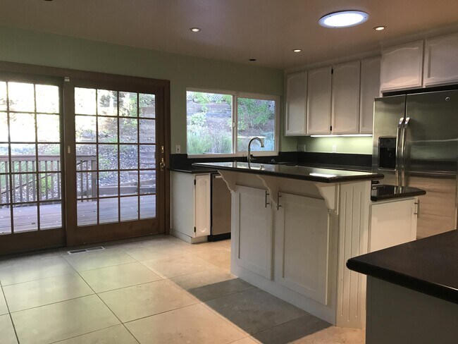 Building Photo - 11 Spinosa Way