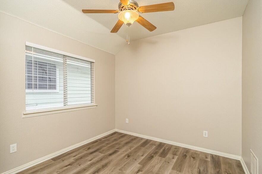 Building Photo - 419 Creekview Dr