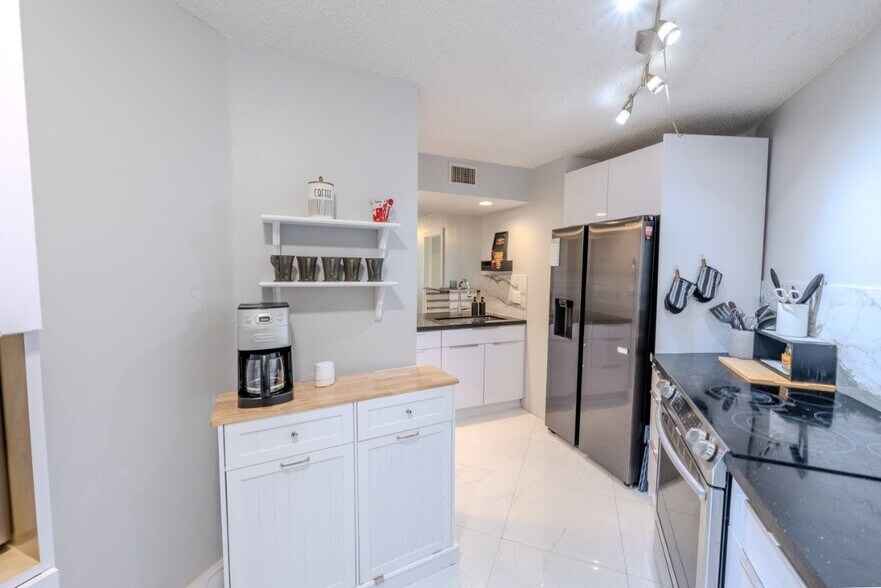 Building Photo - 10451 W Broward Blvd