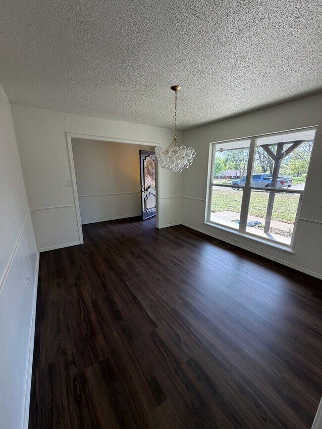 Building Photo - Spacious 4 Bed Home in Prime Claremore Location