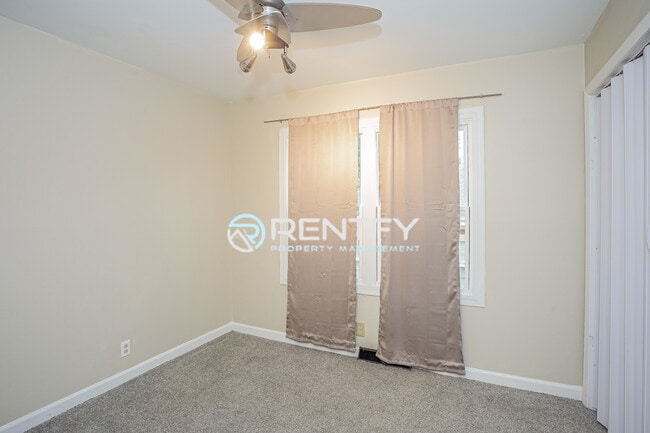 Building Photo - 3700 Driftwood Dr