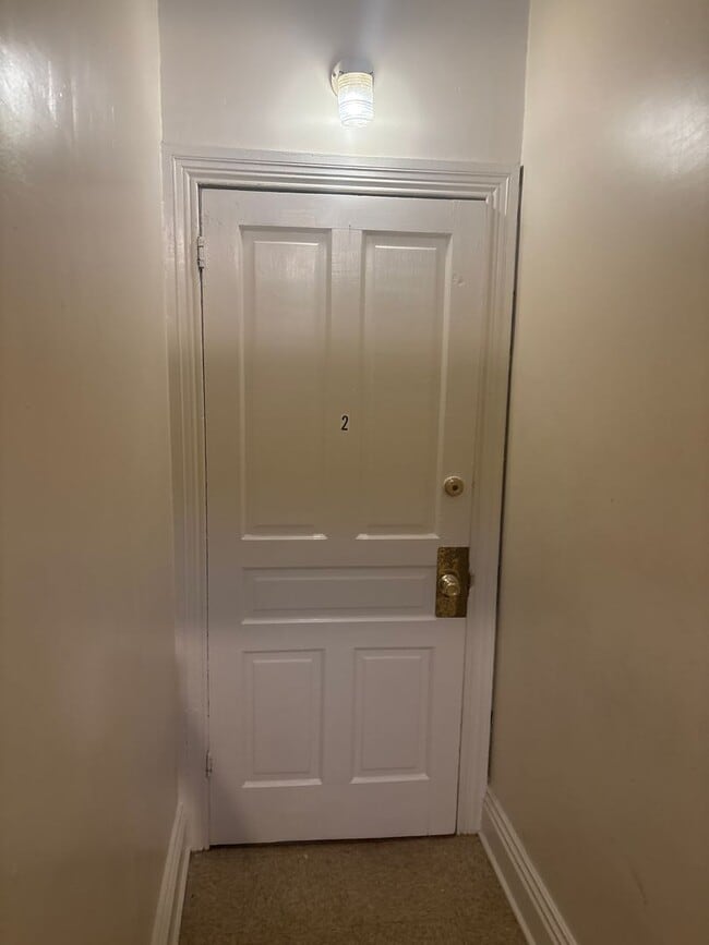 Building Photo - 3 Bedroom 1 Bath 2nd/3rd Floor Apartment-York City SD