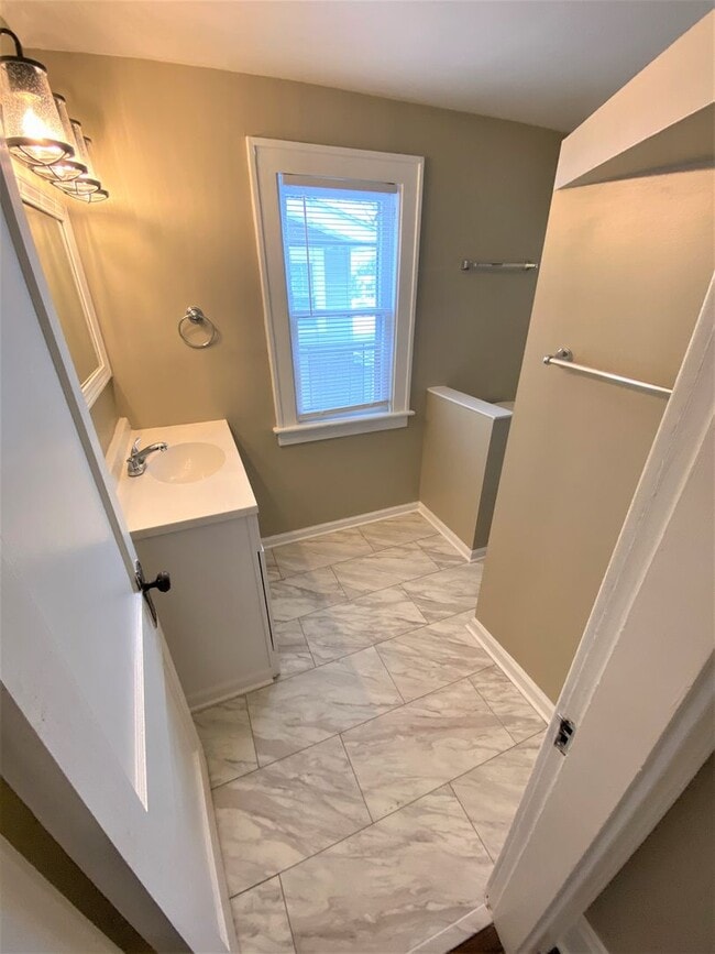 Building Photo - 3 Bedroom House - Grandview Area