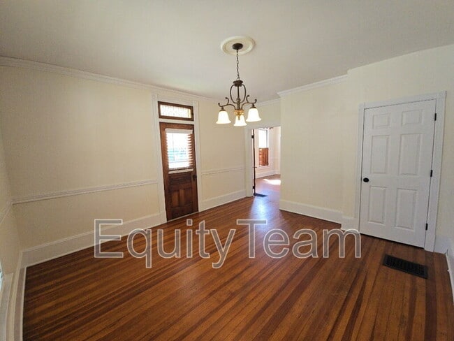 Building Photo - 137 S F St