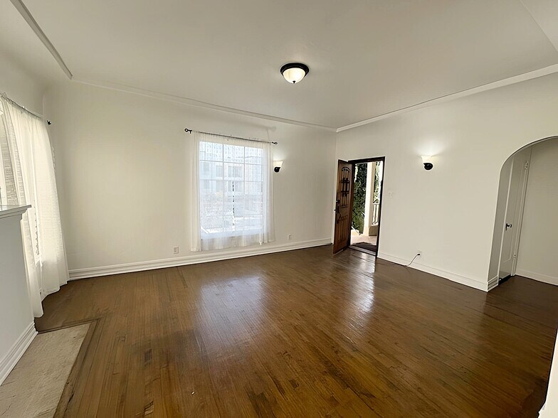 Building Photo - 1525 1/2 S Orange Grove Ave