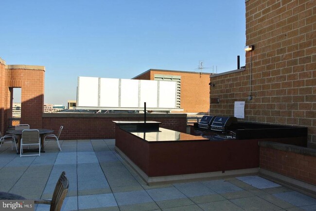 Building Photo - 616 E St NW