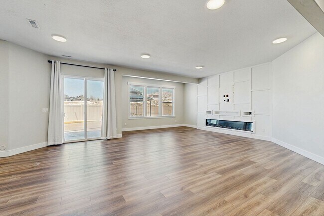 Building Photo - High-End Spacious 4 Bedroom Home in Desirable Highland with Private Backyard and Finished Basement