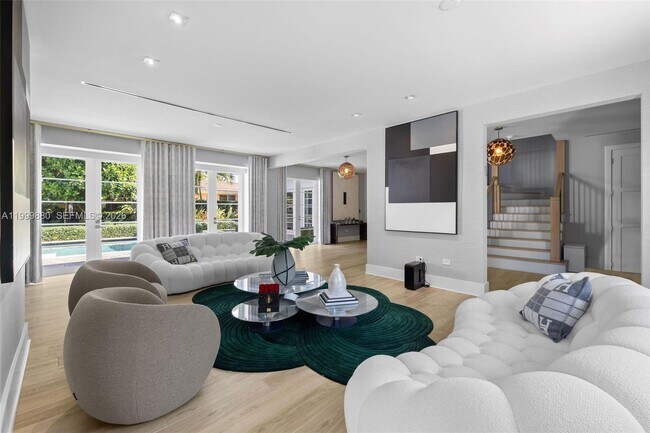 Building Photo - 2887 Pine Tree Dr