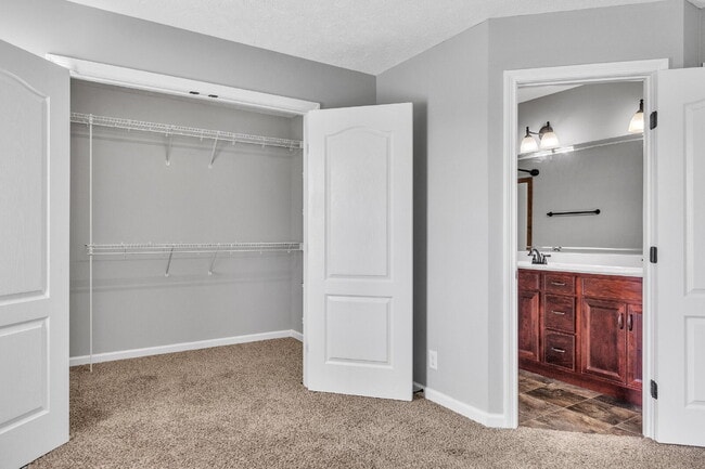Building Photo - 3 bedroom home with fenced in backyard clo...