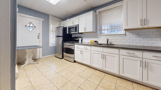 Building Photo - 3 Bedroom w/ Skylight and Stainless Steel