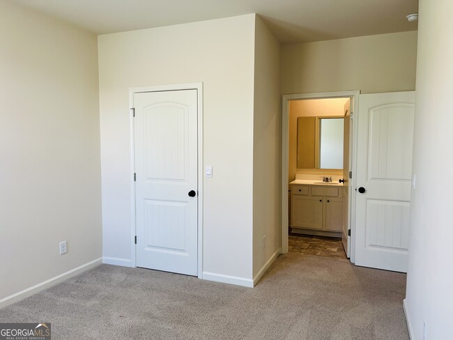 Building Photo - 910 Sly Fox Run