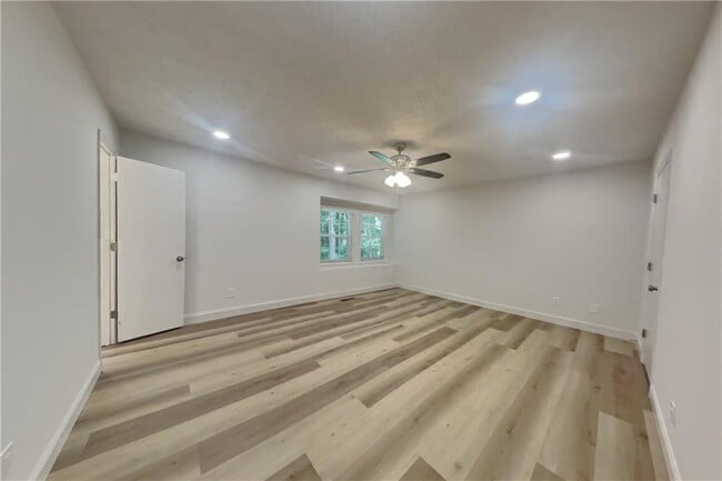 Building Photo - 2520 Deerfield Dr
