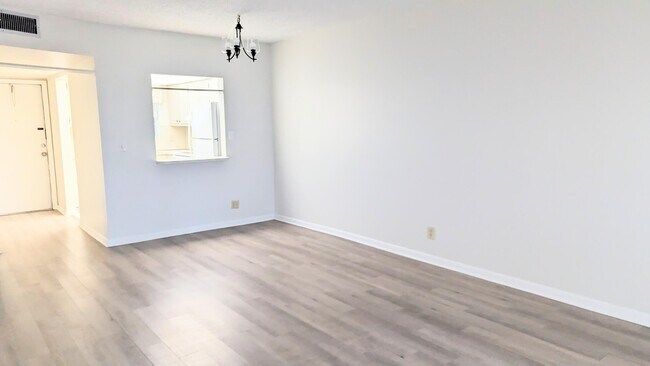 Building Photo - 1638 Embassy Dr