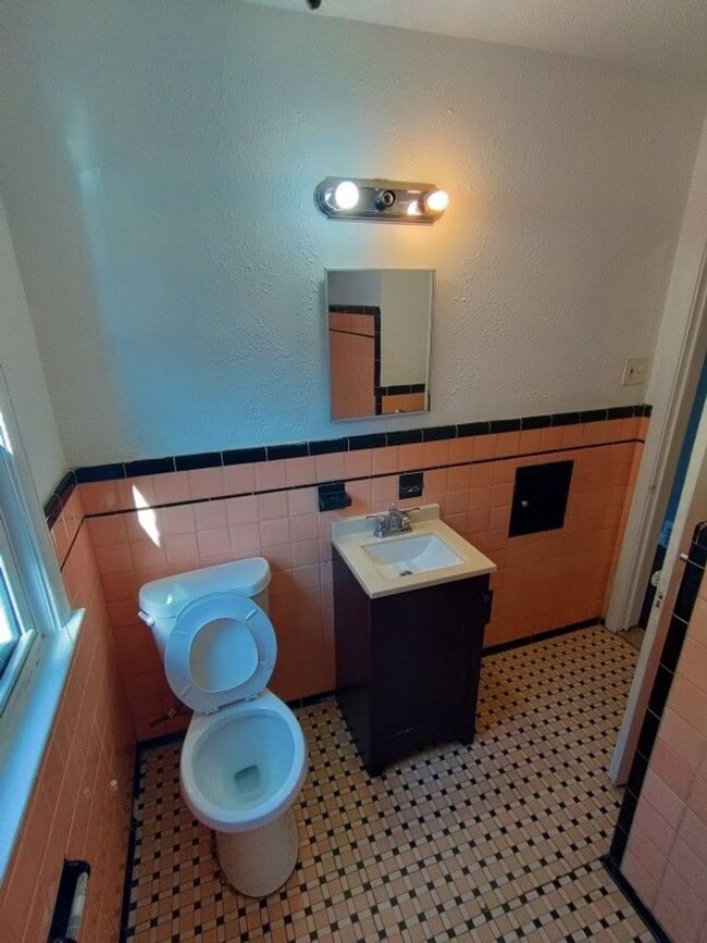 Building Photo - 3 bedroom 1 bath bungalow now available! -...