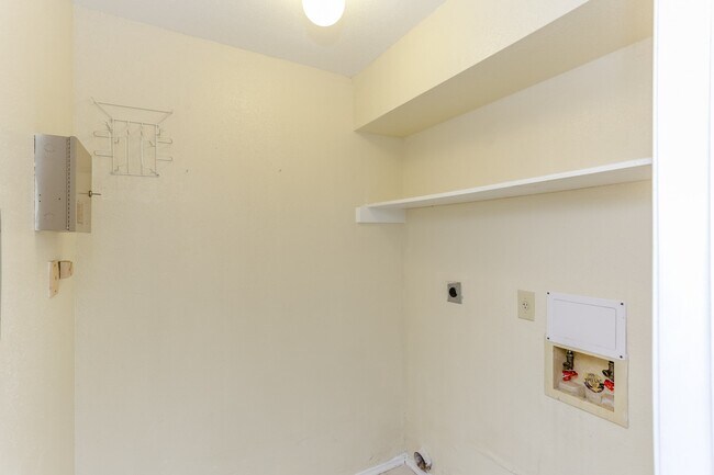 Building Photo - 9797 Leawood Blvd