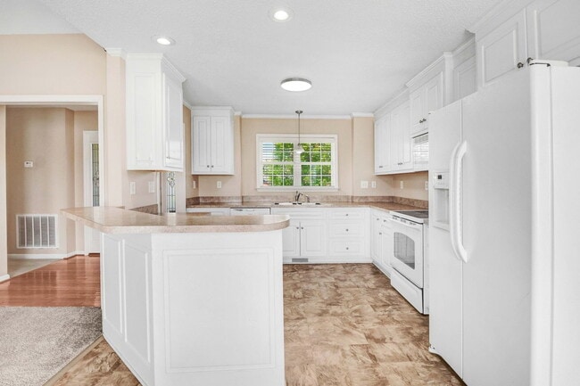 Building Photo - *DETACHED GARAGE/WORKSHOP!* Gorgeous home on HUGE acre lot in Princeton