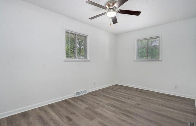 Building Photo - 3 Bedroom PLUS SUNROOM | 2 Bathroom | 2 Ca...