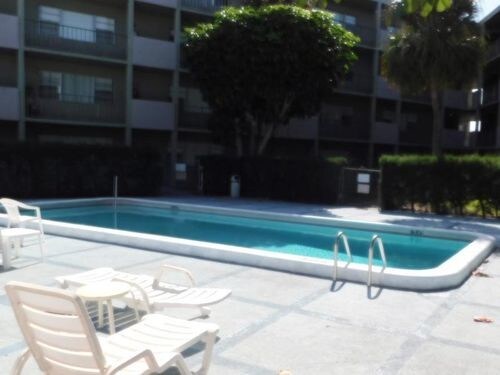 Building Photo - 537 S Sequoia Dr