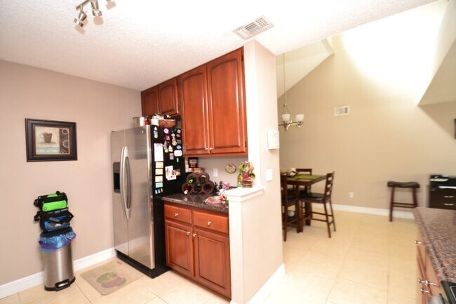 Building Photo - Fantastic 3 BR Lake Mary Home with vaulted...