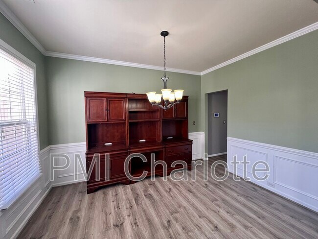 Building Photo - 1316 Emory Ln NW