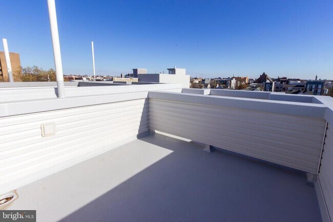 Building Photo - 1544 N Darien St