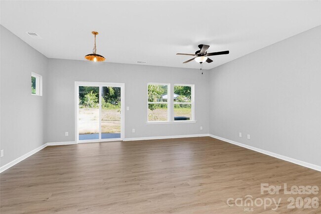 Building Photo - 333 N Hoskins Rd