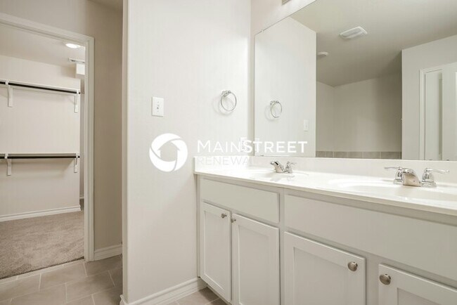 Building Photo - 4 Bedroom Pet-Friendly Home in SAINT HEDWIG, TX with Main Street Renewal