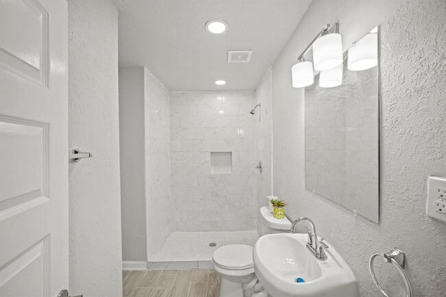 Building Photo - 3430 Seabrook St