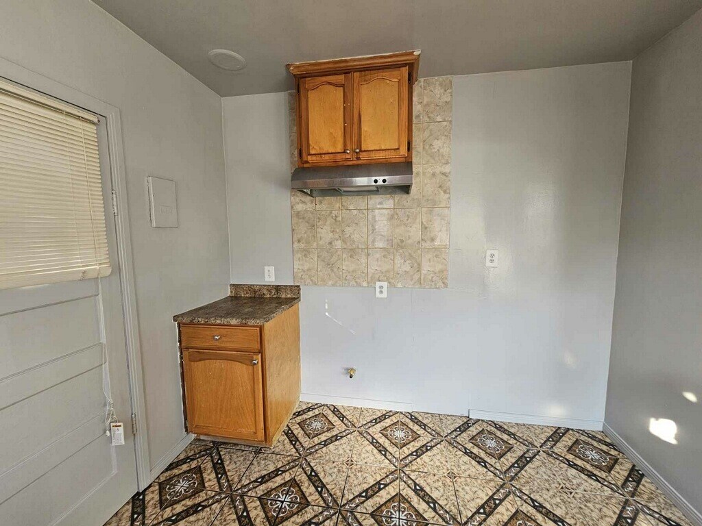 Building Photo - 1517 W 60th Pl