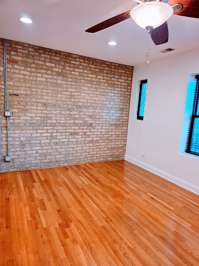 Building Photo - 2544 W Hollywood Ave