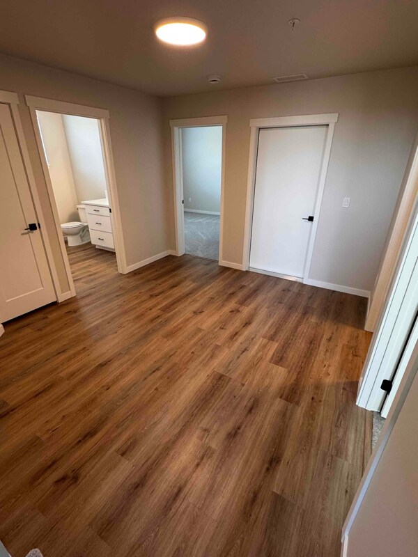 Building Photo - 896 E RR Ave