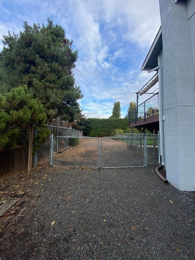 Building Photo - $300 Off 1st Month's RENT! Spacious 3-Bedroom Home with Large Fenced Yard + RV Parking in The Dalles