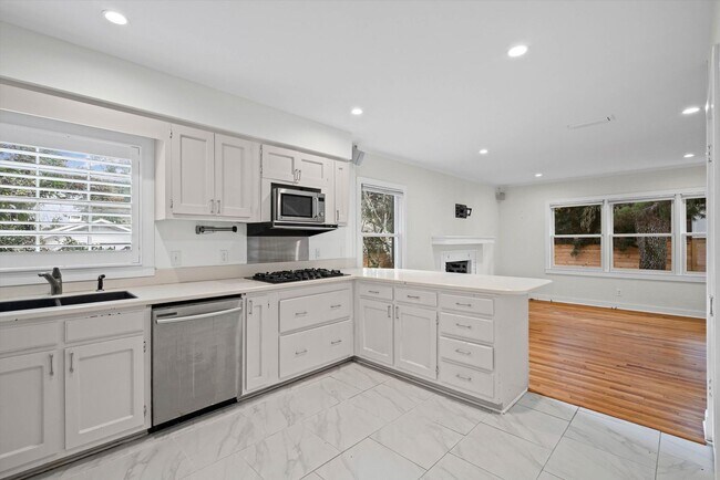 Building Photo - Quaint Springhill Charmer