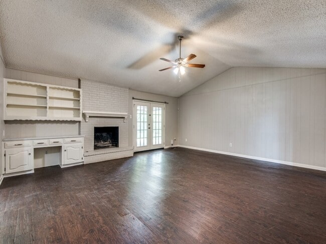 Building Photo - 2025 Cedar Valley Ln