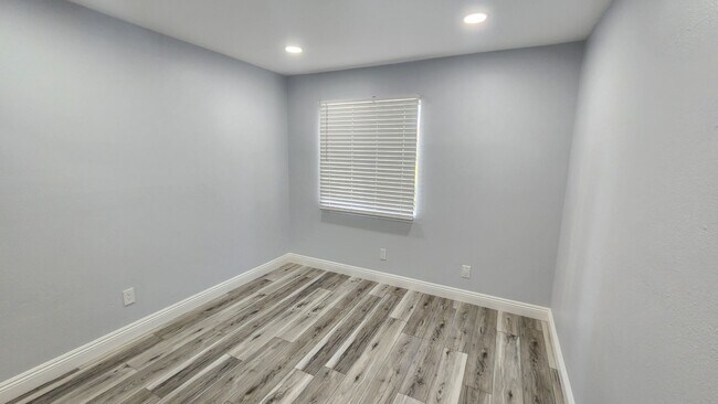 Building Photo - 2047 Lakeridge Cir