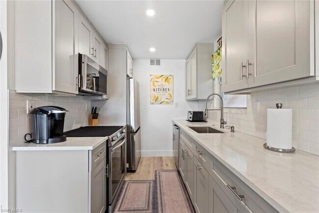 Building Photo - 1910 Gulf Shore Blvd N