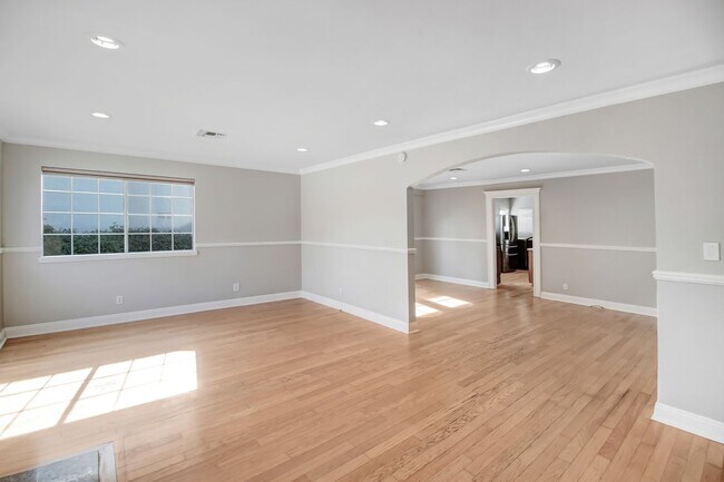 Building Photo - Beautiful Pet Friendly Home in Pasadena