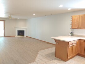 Building Photo - 912 Waters Edge Rd