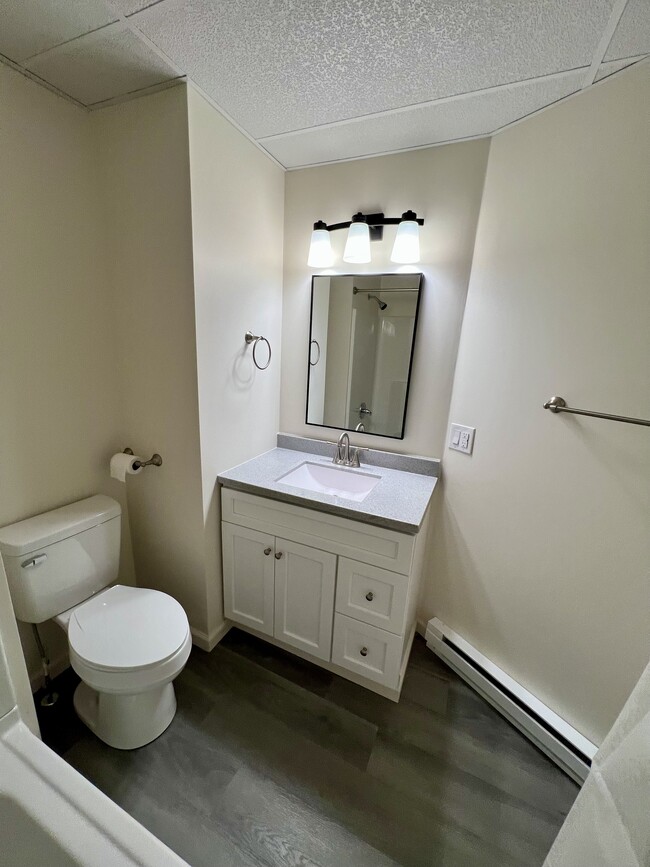 Building Photo - 423 Center St