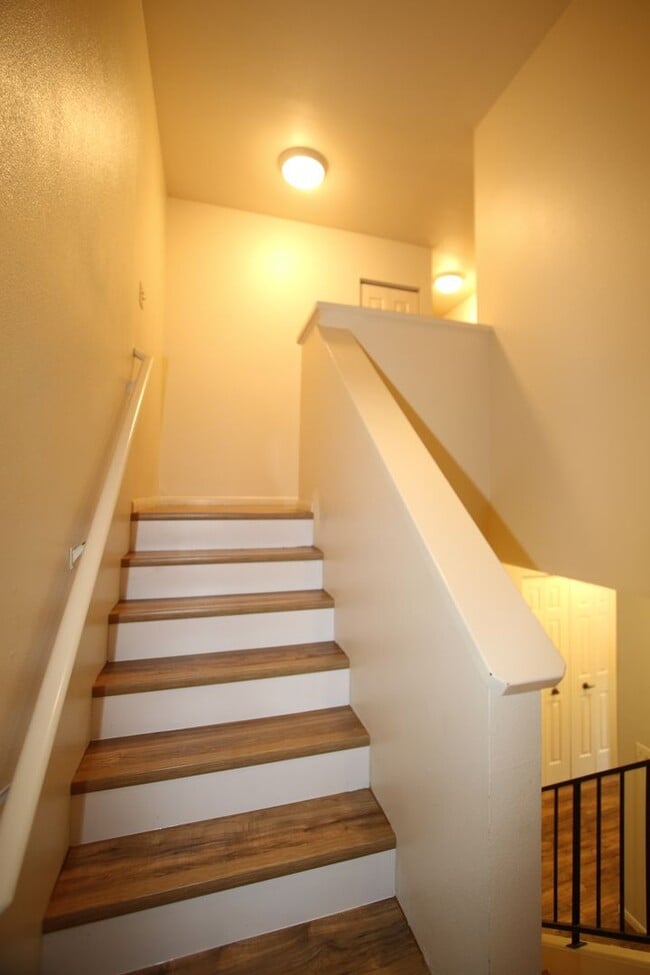 Building Photo - 3 Bedroom Townhouse!