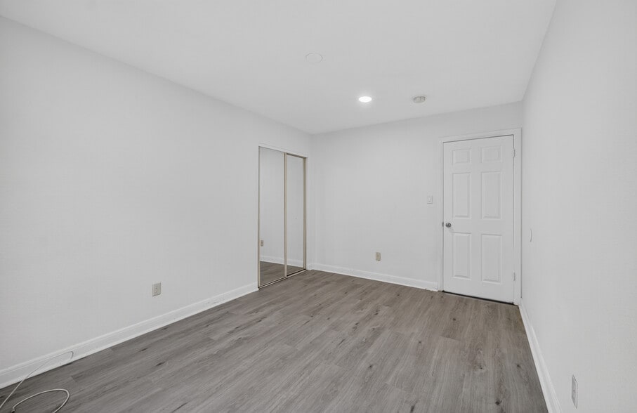 Building Photo - 9817 Holmes Ave