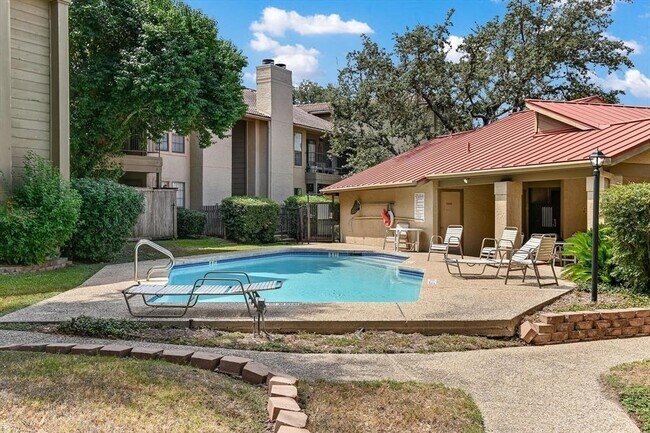 Building Photo - 1202 Thorpe Ln