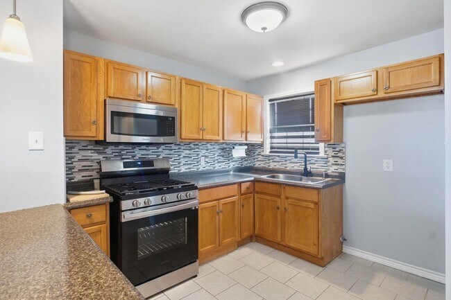 Building Photo - 1741 Pasadena Dr