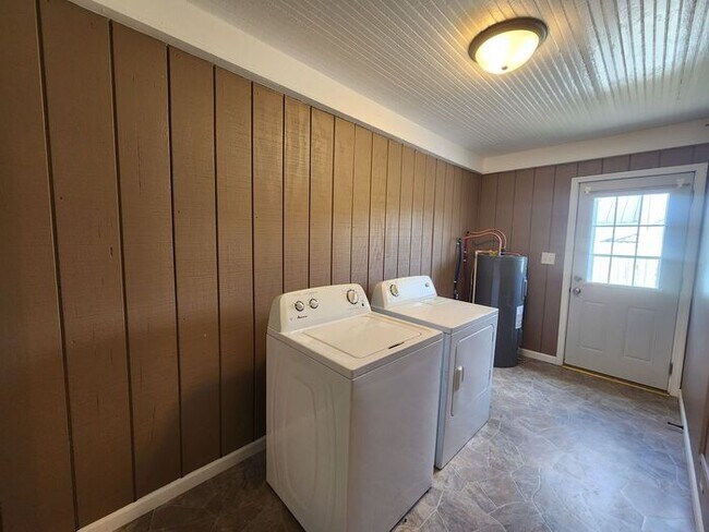 Building Photo - NOW $100 OFF! - 2 Bedroom Home in the Country