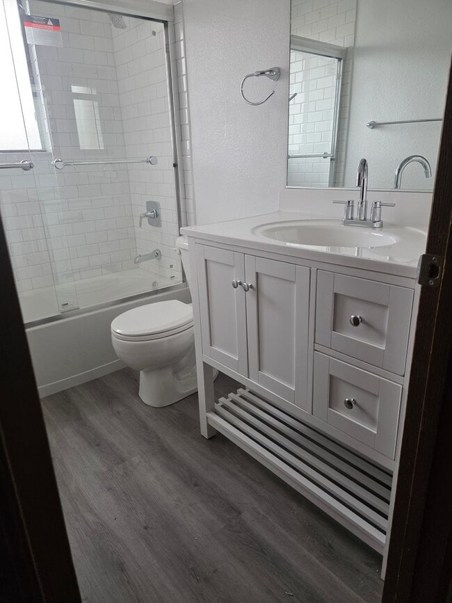 Building Photo - Cute Townhouse